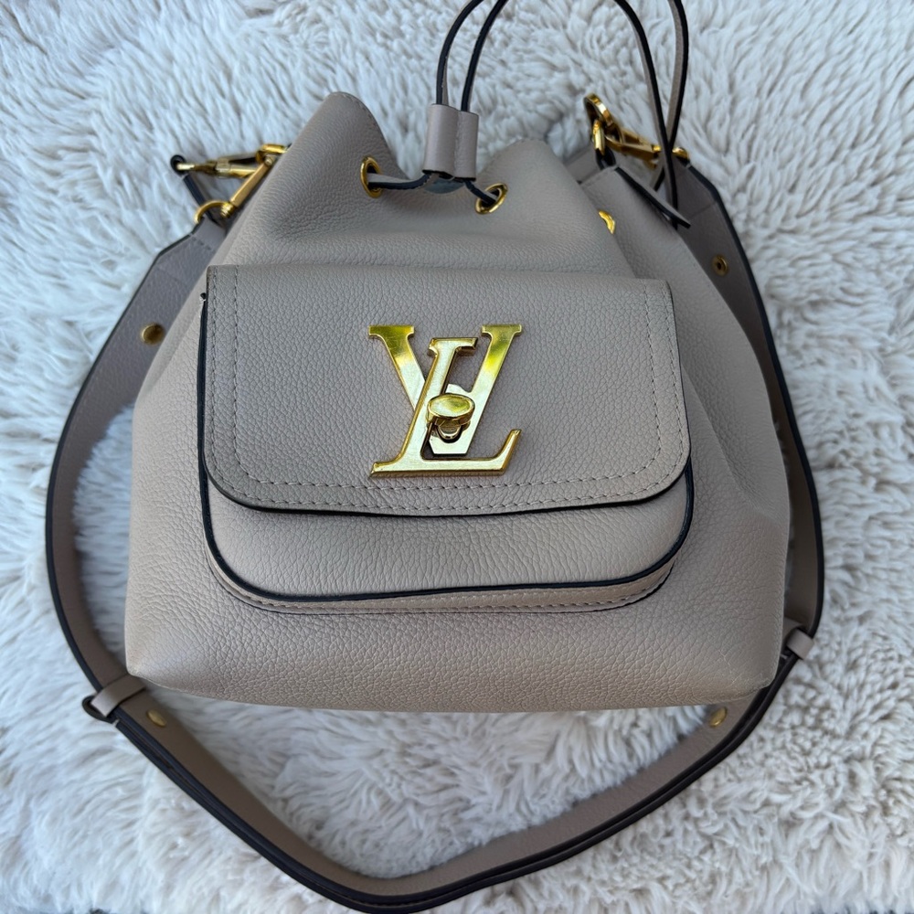 Louis Vuitton bucket bag Lockme greige 2021